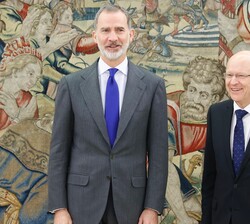 Su Majestad el Rey junto al presidente del Tribunal de Justicia de la Unión Europea, Koen Lenaerts